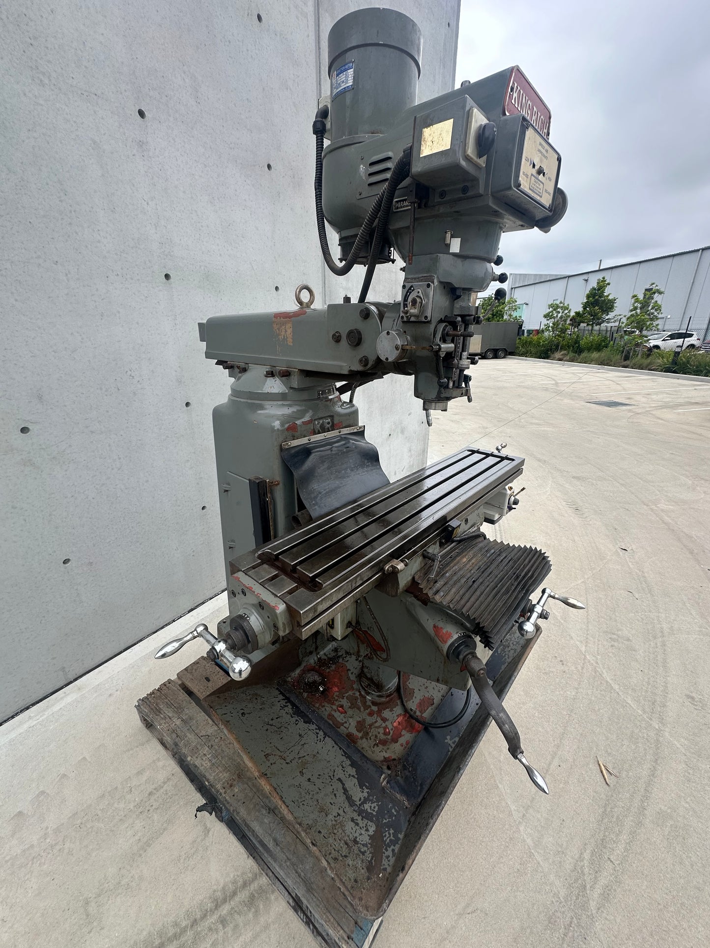 Used King Rich Turret Milling Machine